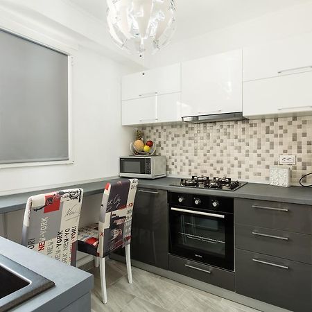 Bright House Apartment Bukares Bagian luar foto