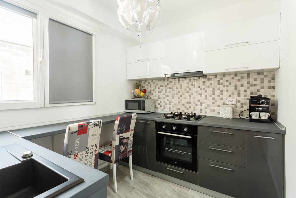 Bright House Apartment Bukares Bagian luar foto